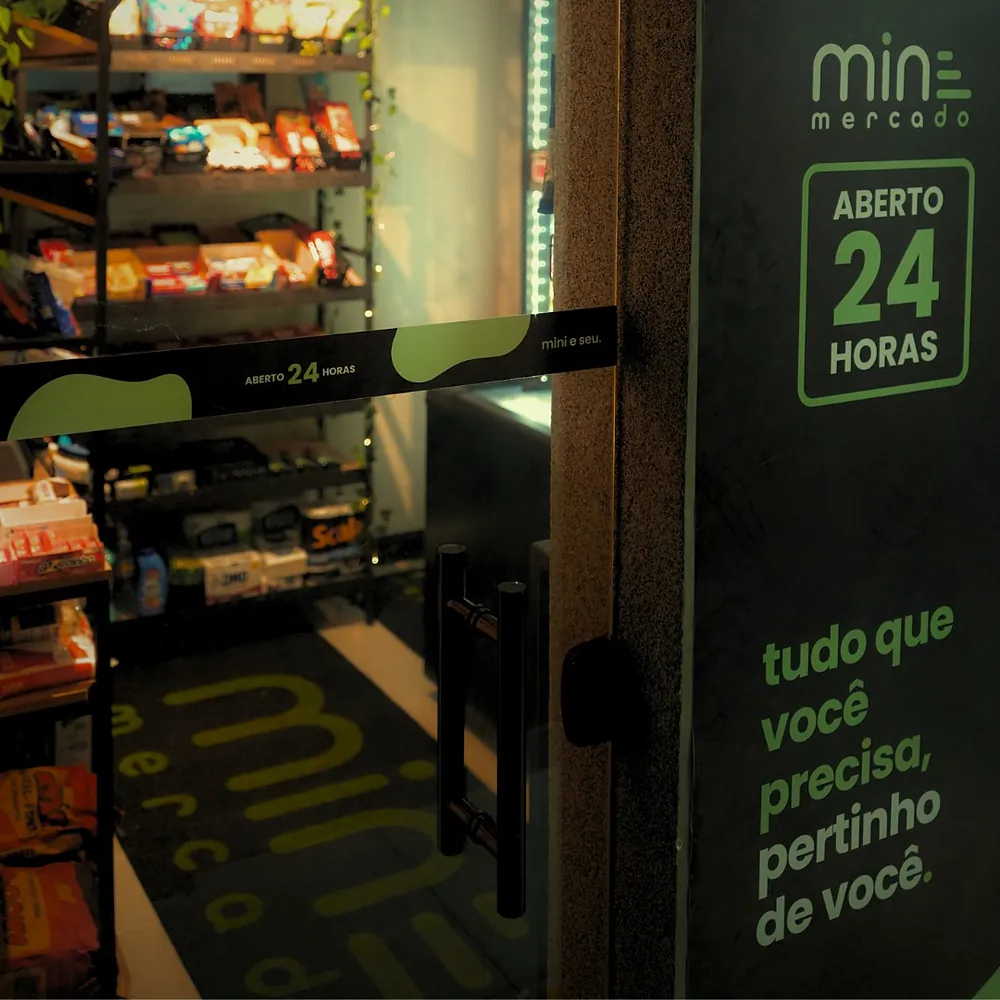 Entrada de uma unidade do MINE Mercado com a sinalização Aberto 24 horas